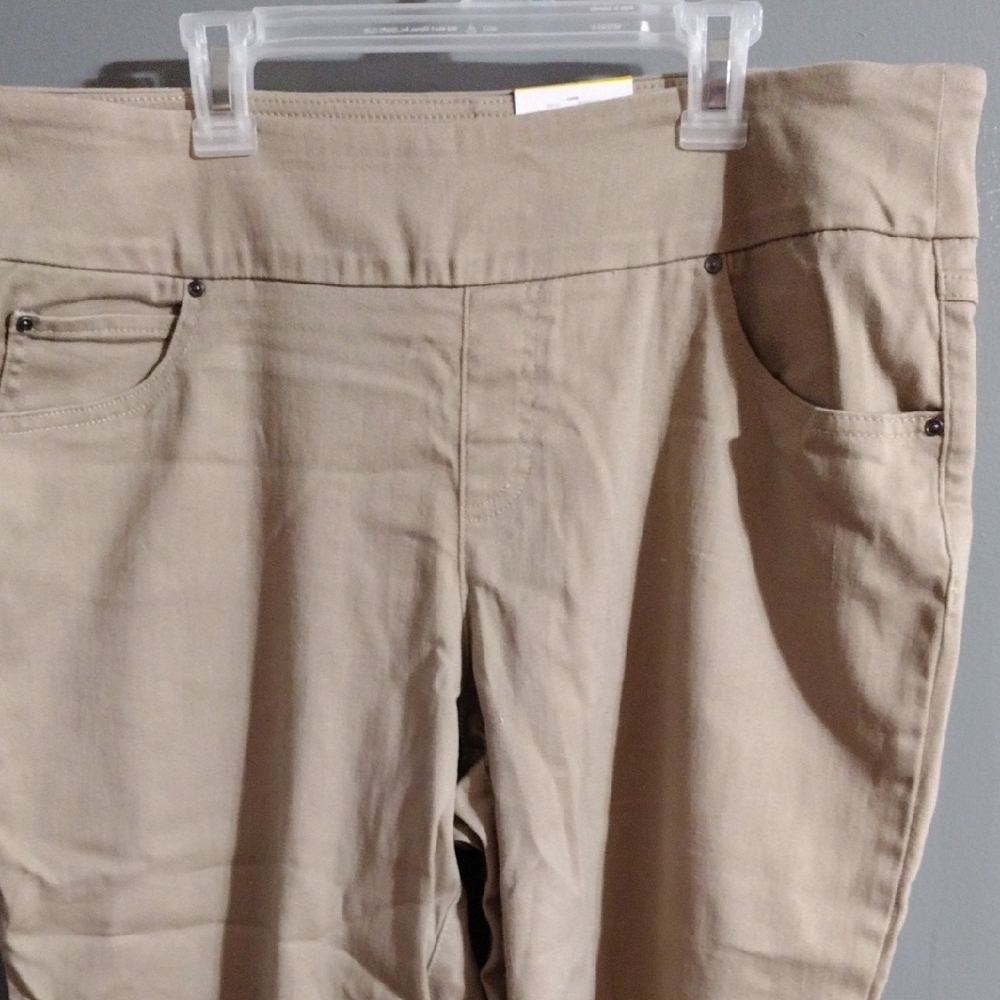 Time and Tru Beige Woven Capri Pants - Picture 2 of 5